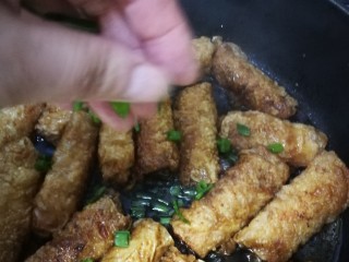 18、炸响铃,开盖撒葱花，也可适量盐调味。大火稍收汁，必须留点汤汁才好吃哈。