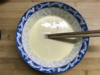 4、茼蒿鸡蛋饼,把鸡蛋和面粉拌匀后再加适量的水，搅拌至无干粉状。