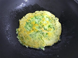 8、茼蒿鸡蛋饼,一面煎好后翻面再煎另一面，煎至两面呈金黄色后出锅。