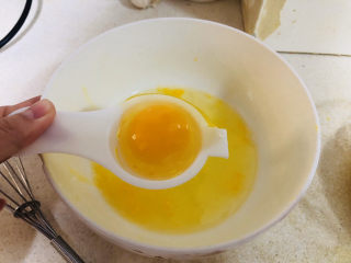 2、蛋糕????,用神器辅助,或者用空的矿泉水瓶子将蛋黄吸出来