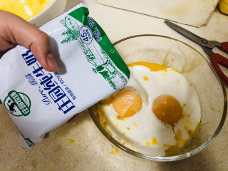 3、蛋糕????,蛋黄加入牛奶