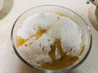 5、蛋糕????,加入油和白糖,喜欢甜可以多加白糖,或者加一些炼乳更香甜