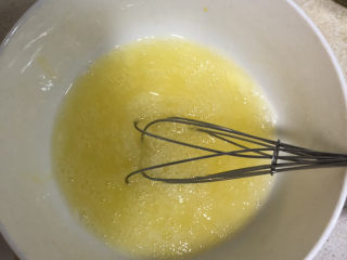 7、蛋糕????,用打蛋器打发蛋清,有电动的可以用,因为真的要发很久