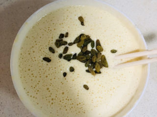 15、蛋糕????,加入葡萄干,搅匀,它会沉底,其实可以蒸到一半再放入电饭锅