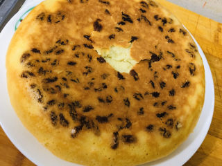 20、蛋糕????,倒扣在盘子上,葡萄干有点粘