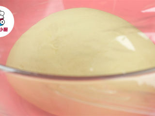 2、零难度脆底蜂蜜小面包,揉好的面团装入碗中，盖上保鲜膜，置于温暖处发酵至2倍大