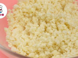 4、零难度脆底蜂蜜小面包,低筋面粉10g加入熟白芝麻5g、细砂糖8g、玉米油少许，混合均匀成粗粒状，制成脆底材料