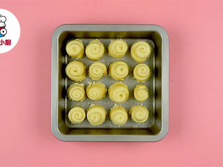 7、零难度脆底蜂蜜小面包,烤盘刷玉米油，均匀码入面团，再次置于温暖处发酵至2-3倍大