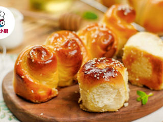 9、零难度脆底蜂蜜小面包,取出立即刷上蜂蜜水，稍微放凉即可享用