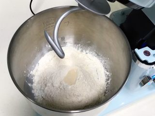 1、牛奶炼乳蔓越莓软欧,把除黄油外的食材放入厨师机搅拌桶内。