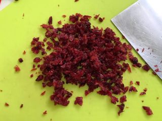 7、牛奶炼乳蔓越莓软欧,把蔓越莓用温水浸泡一会，用厨房纸巾拭干水分，用刀切碎。