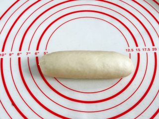 9、牛奶炼乳蔓越莓软欧,从上往下卷起来，捏紧收口。