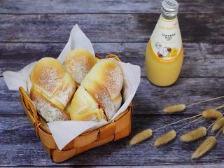 17、牛奶炼乳蔓越莓软欧,放凉后即可食用。