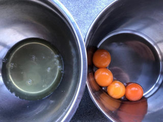 1、黄油中空戚风,蛋黄蛋清分离。