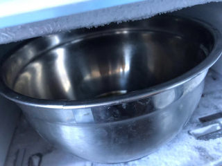 2、黄油中空戚风,蛋清的盆放到冰箱冷冻层。