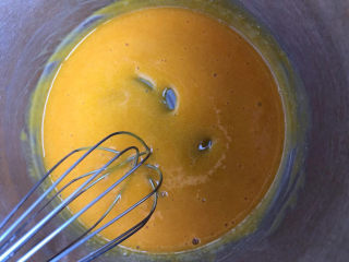 3、黄油中空戚风,蛋黄用蛋抽搅打到颜色发白。