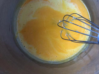 6、黄油中空戚风,倒一点搅拌均匀再倒一点，直到全部加完。