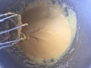 8、黄油中空戚风,搅拌至无干粉状态，为了保持一直是流动性，继续把盆放在温水中。