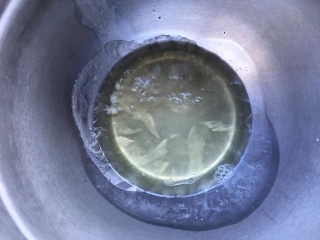 9、黄油中空戚风,蛋清出现冰渣子即可。