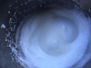 11、黄油中空戚风,小气泡时加三分之一的糖。