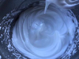 12、黄油中空戚风,加入最后三分之一的糖后，打发至出现小弯钩。