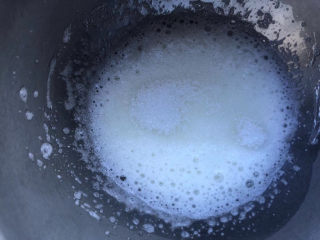 10、黄油中空戚风,打发蛋清，出现大气泡时加入三分之一的糖。