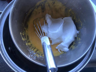 13、黄油中空戚风,取一部分打发好的蛋白，放入蛋黄糊中，搅拌均匀。