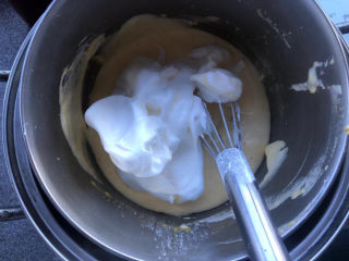 14、黄油中空戚风,把剩余的蛋白全部再放入。