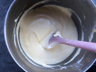 15、黄油中空戚风,快速地从下往上翻拌均匀。