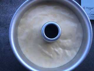 16、黄油中空戚风,倒入6寸中空模具。