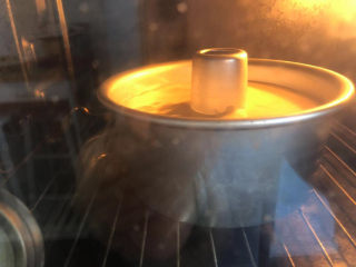 17、黄油中空戚风,烤箱预热160度，烤约35分钟左右。