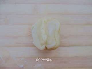 7、鲜肉酥饼,擀成饺子皮状