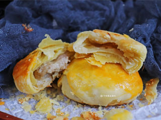 15、鲜肉酥饼,如果一次做多了吃不完，再吃的时候可以放入烤箱再烤几分钟，口感一样好。