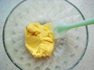 4、＃甜味＃暖暖熊香肠烧果子,用刮铲搅拌均匀，这时候面团会有点粘，盖上保鲜膜放入冰箱冷藏半个小时就好了。