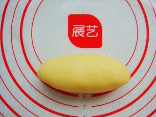 8、＃甜味＃暖暖熊香肠烧果子,包起来捏紧收口向下放。