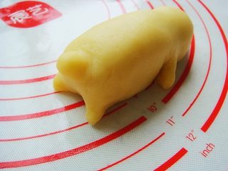 11、＃甜味＃暖暖熊香肠烧果子,另一端捏出小尾巴和腿部。