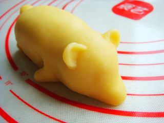 12、＃甜味＃暖暖熊香肠烧果子,团小圆球按扁粘贴在头部做耳朵。