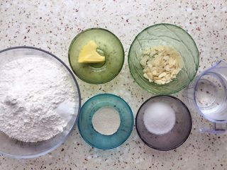 1、杏仁片贝果,准备好所需食材