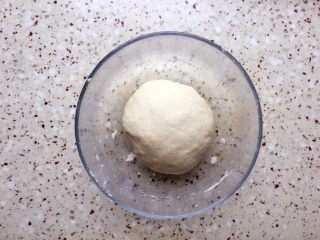 3、杏仁片贝果,直到可以揉成柔软不粘手的面团,揉至光滑;PS:揉面到砧板上操作;