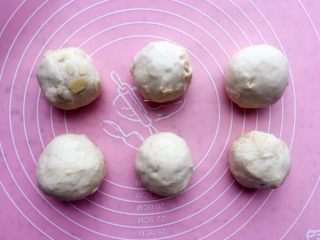 7、杏仁片贝果,分成均匀的6等份;每个大概在170g左右;