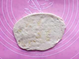 8、杏仁片贝果,取一份面团,擀成薄片;