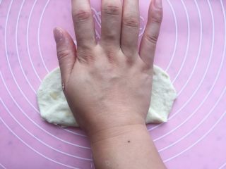 9、杏仁片贝果,从3/1出折叠,用手掌按压实,以防进去空气;