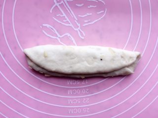 10、杏仁片贝果,再从另一边对折回来;