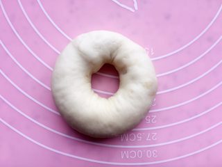 11、杏仁片贝果,整好的贝果;其他依次用同样的方法来处理;