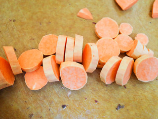 3、9个月以上辅食健康零食烤番薯片,切成这样的厚片，一定要切得均匀一点如果有厚薄那烤制时间会不同，一些熟了一些没熟或者烤焦了就不好了