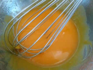 1、肉松小贝,蛋黄加玉米油拌均匀