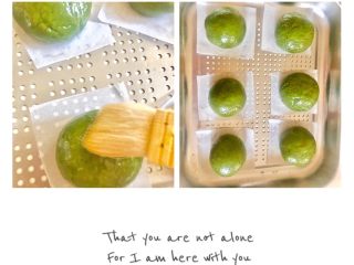 7、㊙️无澄粉，无粘米粉‼️也可以做的网红豆沙青团,7️⃣蒸好后刷一层玉米油防止开裂。