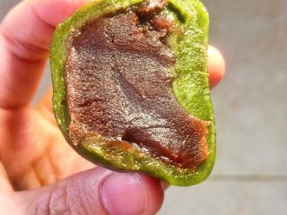 8、㊙️无澄粉，无粘米粉‼️也可以做的网红豆沙青团,切开一个尝一下，特别好吃，青团的清香加上豆沙的甜香，就是春天的味道。