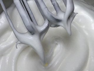 4、葡萄酸奶蛋糕,加入15克细砂糖，再次搅打50圈。