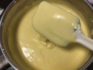 9、葡萄酸奶蛋糕,用翻拌的手法拌匀蛋糕糊。